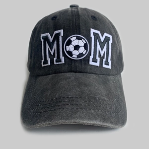 Gros plan sur la broderie Soccer Mom et la texture en denim délavé de la casquette sport