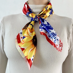 Damen 70cm Seidenschal mit Sonnenblumen und US-Flaggen-Motiv am Hals gebunden