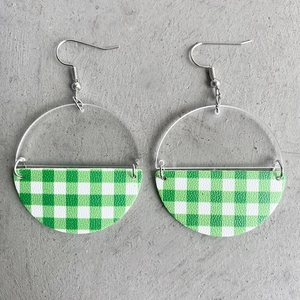 Details von halbrunden Acryl-Ohrringen mit grün-weißem Leder-Karo-Muster und Fischhaken