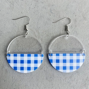 Detailansicht der halbkreisförmigen Acryl-Ohrringe mit blauem Karomuster und Haken