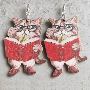 Orecchini a gancio in legno con gatto carino che legge un libro per regalo