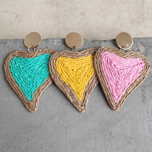 Drie paar hartvormige geweven raffia oorbellen in mintgroen, geel en roze kleuren