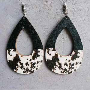 Minimalistische houten druppeloorbellen met koeienprint en tweekleurig patchwork