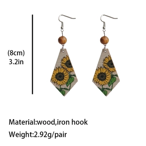 Pendientes bohemios de madera con girasoles, cuentas de madera y patrón floral vintage