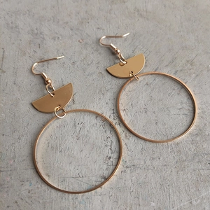 Minimalistische geometrische Gold-Ohrhänger mit Halbkreis und runden Anhängern