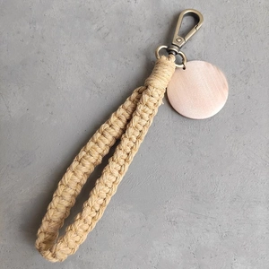 Détail du porte-clés macramé artisanal avec fermoir en métal et plaque en bois vierge