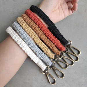 Porte-clés macramé bohème fait main en six couleurs avec fermoirs mousquetons en bronze