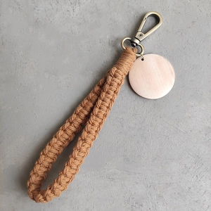 Dragonne en macramé fait main couleur caramel avec médaillon bois et fermoir bronze