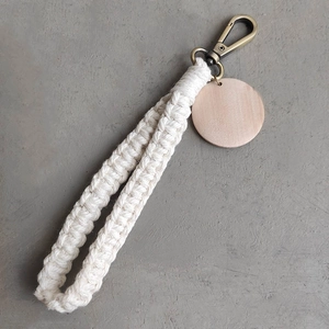 Porte-clés macramé boho fait main avec corde de coton crème et étiquette ronde en bois