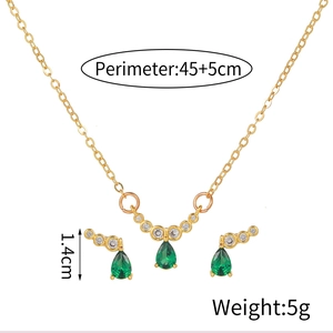 Elegante set di gioielli dorati con pendenti a goccia verdi e pietre di zirconia lucide