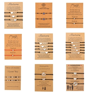 Vista dettagliata di bracciali intrecciati a cuore su cartoncini in carta kraft con messaggi