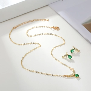 Set gioielli dorato con collana in zircone verde a goccia e orecchini abbinati