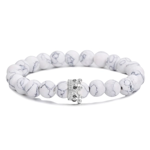 8mm Howlith Perlenarmband mit silberner Krone Anhänger auf einem sauberen Hintergrund