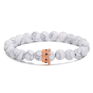 Nahaufnahme der 8mm Weißtürkis-Perlen und roségoldenen Krone auf dem elastischen Armband