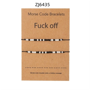 Set di braccialetti codice Morse con perline bianche e nere su cartoncino kraft