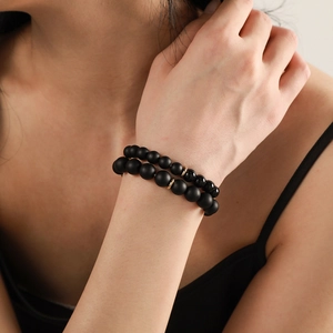 Paar schwarze Onyx-Perlenarmbänder mit mattem und glänzendem Finish und goldenen Metallelementen