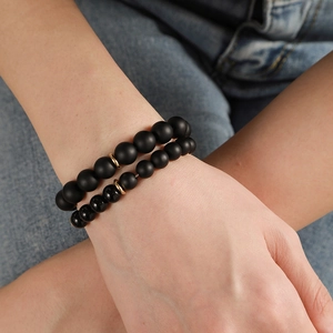 Minimalistische schwarze Onyx-Pärchenarmbänder mit matten Perlen und Goldakzenten