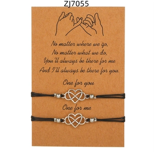Dettaglio dei bracciali cuore infinito su una scheda regalo per coppie e amanti