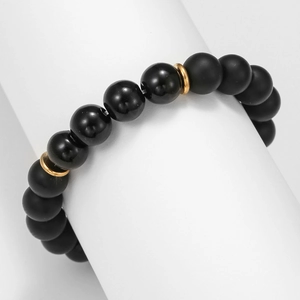 Detail von mattschwarzem Achat- und Obsidian-Perlenarmband mit goldenen Zwischenringen