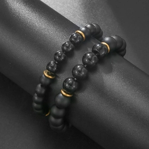 Herren Armband-Set aus schwarzen Onyx-Perlen mit mattem Finish und goldenen Akzenten