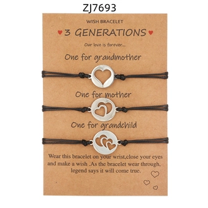 Set di tre braccialetti intrecciati con ciondoli a cuore su carta kraft decorativa