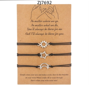 Set di bracciali intrecciati neri regolabili con ciondoli a forma di sole, luna e stelle
