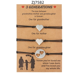 Set di tre braccialetti in acciaio inossidabile con cuori su cartoncino regalo