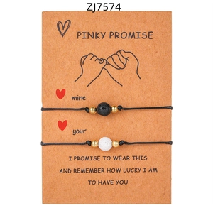 Set di bracciali Pinky Promise con pietre laviche su carta con messaggio romantico