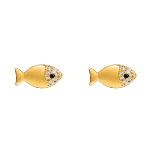 Dettaglio di orecchini a lobo a forma di pesce d'oro con zirconi e pietre nere