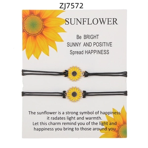 Dettaglio di braccialetti dell'amicizia intrecciati a girasole su espositore