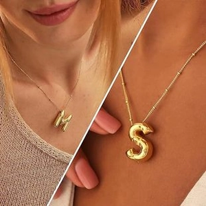 Détails des pendentifs lettres M et S style ballon 3D sur une chaîne satellite dorée