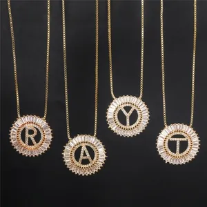 Détail de pendentifs lettres dorées R, A, Y, T avec oxydes de zirconium
