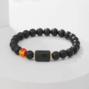 Vista detallada de la pulsera Capricornio de ágata negra con cuenta de vidrio
