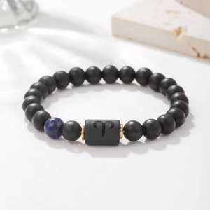 Detalle de la pulsera del zodiaco Aries con cuentas negras mates y lapislázuli