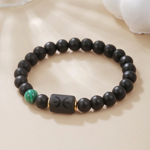 Detalle macro de la cuenta del signo Piscis en pulsera de ágata negra mate