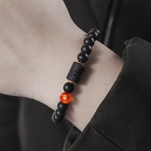 Pulsera del signo Escorpio de ágata negra mate con detalle rojo en la muñeca