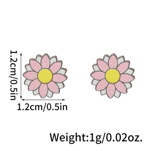 Detalle de pendientes de margarita bordados en rosa y blanco con guía de tallas de 1.2cm