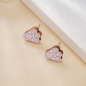 Detalle de pendientes de madera con forma de pata de gato en tonos rosa y blanco