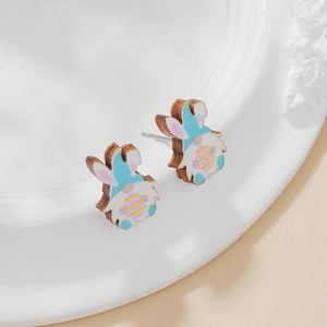 Detalle de pendientes de madera hechos a mano con diseño de gnomo de Pascua y orejas de conejo