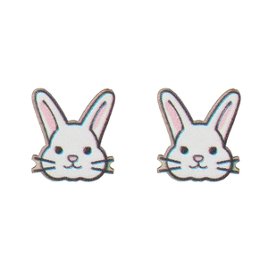 Detalle de pendientes de madera con forma de conejo de dibujos y colorido diseño UV