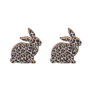 Detalle de pendientes de madera con forma de conejo y estampado de leopardo de colores