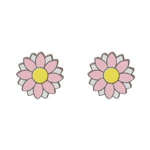 Detalle de pendientes de margarita rosa con centro amarillo y pétalos blancos finos