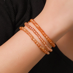 Dreiteiliges Set aus facettierten orangefarbenen Kristallperlenarmbändern am Handgelenk