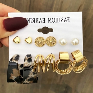 Set de 6 pares de pendientes dorados con aros de leopardo y perlas en tarjeta de exhibición