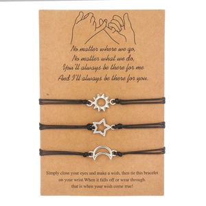 Lot de trois bracelets d'amitié avec breloques soleil lune et étoile sur cordons noirs