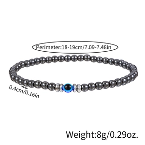 Detail van 4mm hematiet kralenarmband met een blauw boze oog bedeltje en zilveren kralen