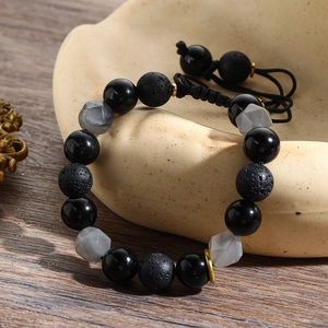 Herren Armband aus 10mm Lavastein mit facettierten Perlen und verstellbarem Band