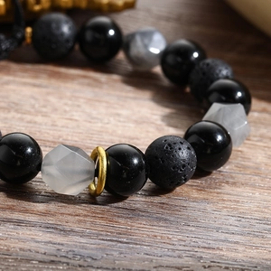 Geflochtenes Armband mit 10 mm Vulkanstein, facettierten Perlen und goldenem Ring