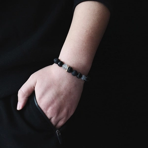 Herrenarmband aus 10mm Lavastein und facettierten Perlen mit goldenem Distanzstück