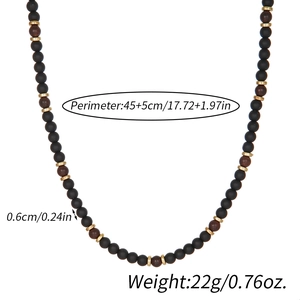 Detalle del collar de cuentas con medidas 45 más 5cm y 0,6cm de diámetro de piedra